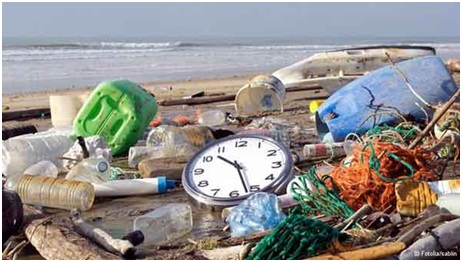 سفينة قمامة تجوب بحار العالم لتدوير النفايات