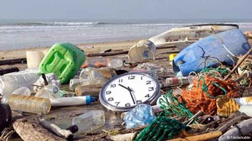 سفينة قمامة تجوب بحار العالم لتدوير النفايات