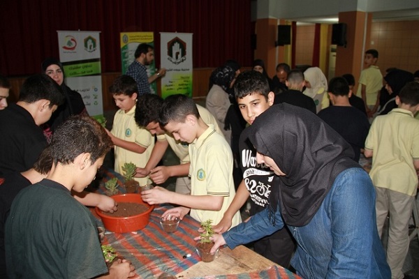 100 طالب من مؤسسة الهادي (ع) للإعاقة السمعية والبصرية يشاركون في نشاط بيئي زراعي