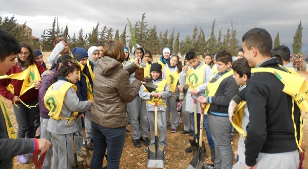 حملة تشجير قرب مدرسة مدينة الشمس