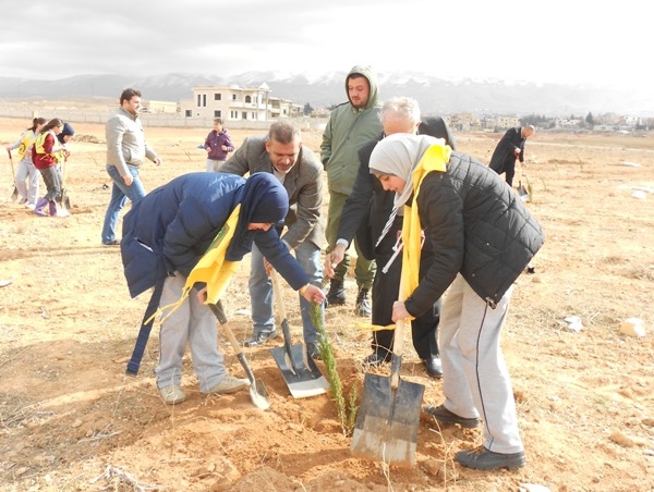 حملة تشجير قرب مدرسة مدينة الشمس