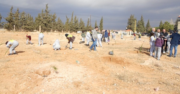 حملة تشجير قرب مدرسة مدينة الشمس