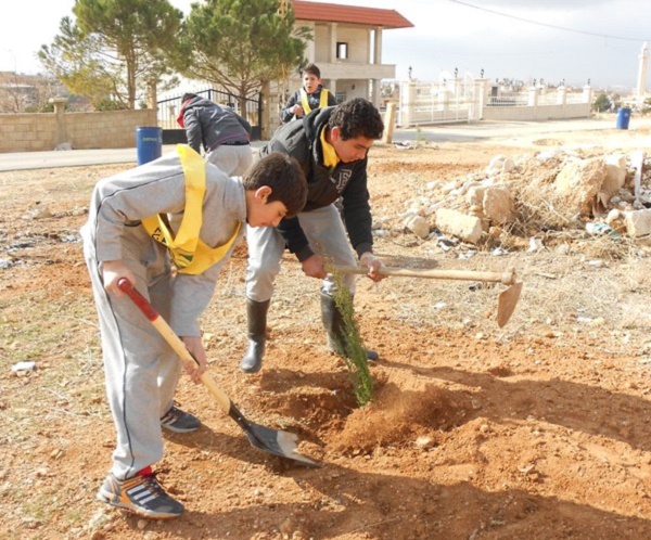 حملة تشجير قرب مدرسة مدينة الشمس