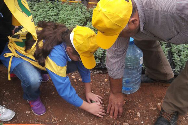 ورشة زراعية مع  طلالب ثانوية المصطفى في مشتل دردغيا - جهاد البناء