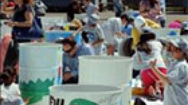 تلامذة يزيّنون مستوعبات النفايات