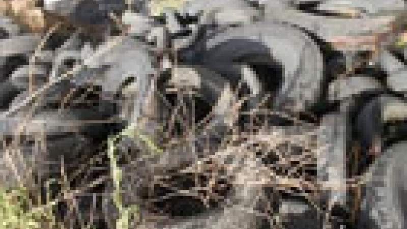 لماذا تحترق الإطارات في مكب برج حمود كل سنة؟