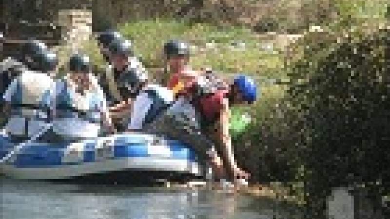 متطوعون ينظفون مجرى نهر العاصي