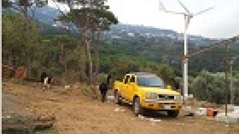 مراوح الهواء والألواح الشمسية تجتاح أسطح البيوت في الجبل