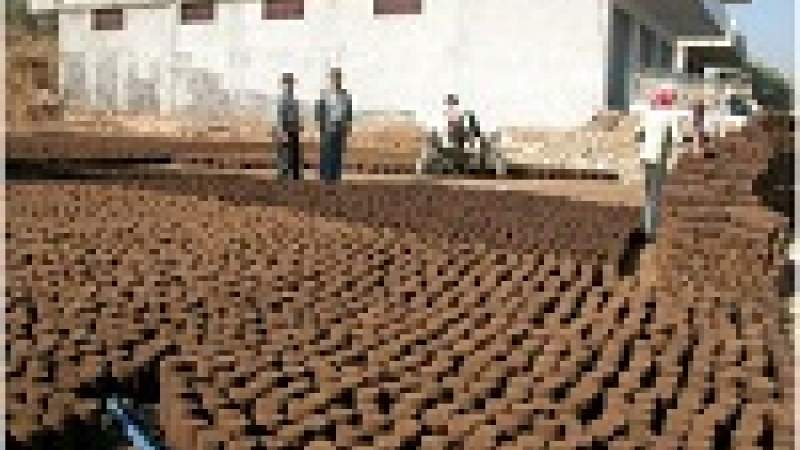 حطب جفت الزيتون بات سلعة أساسية في مجال التدفئة الشتوية 