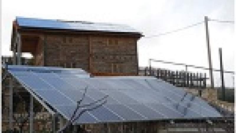 تجربة جديدة لتزويد منزل بطاقة كهربائية دائمة من ضوء الشمس