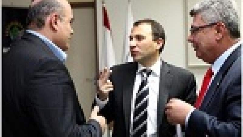 باسيل يطلق مشروع إنارة بالطاقة الشمسية للبلديات