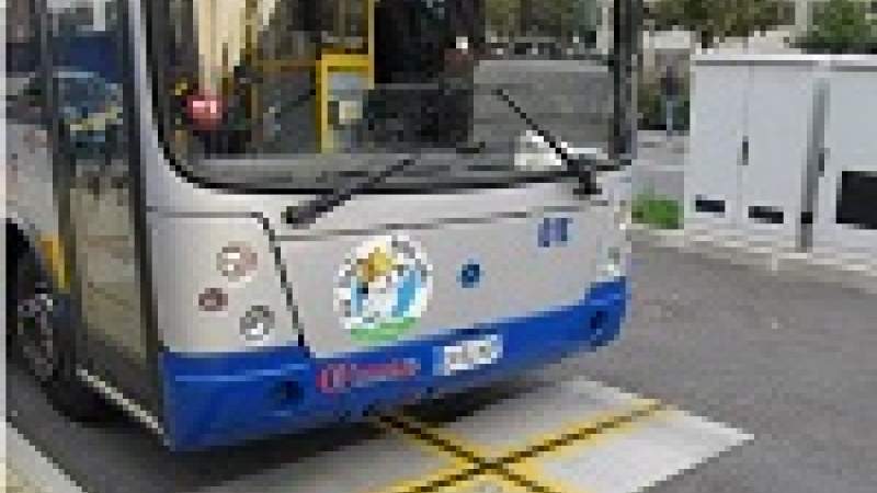 حافلة تسير بكهرباء لاسلكية وتشحن في ثوان 