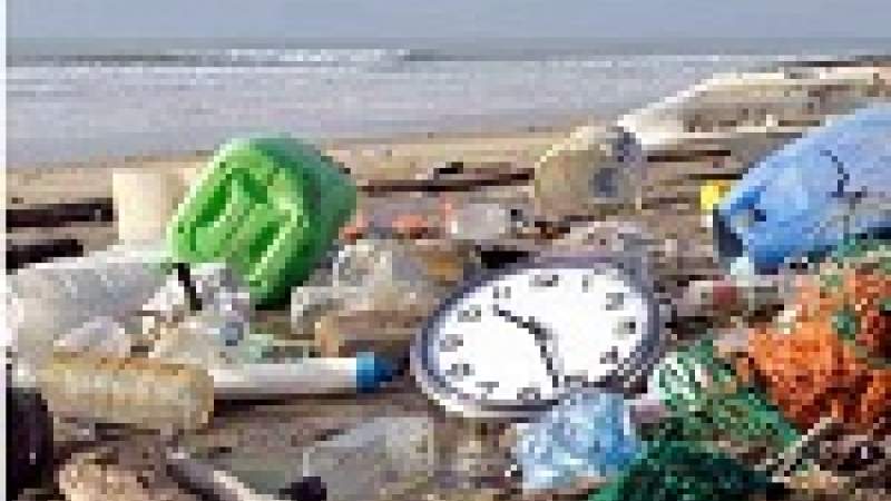 سفينة قمامة تجوب بحار العالم لتدوير النفايات