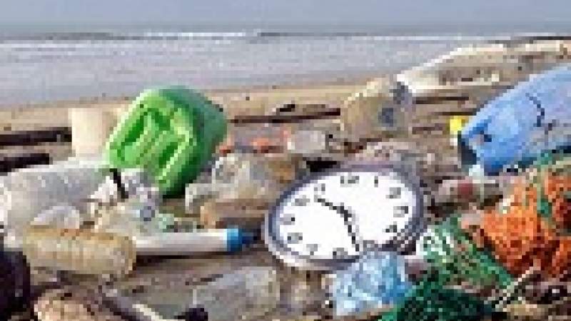 سفينة قمامة تجوب بحار العالم لتدوير النفايات